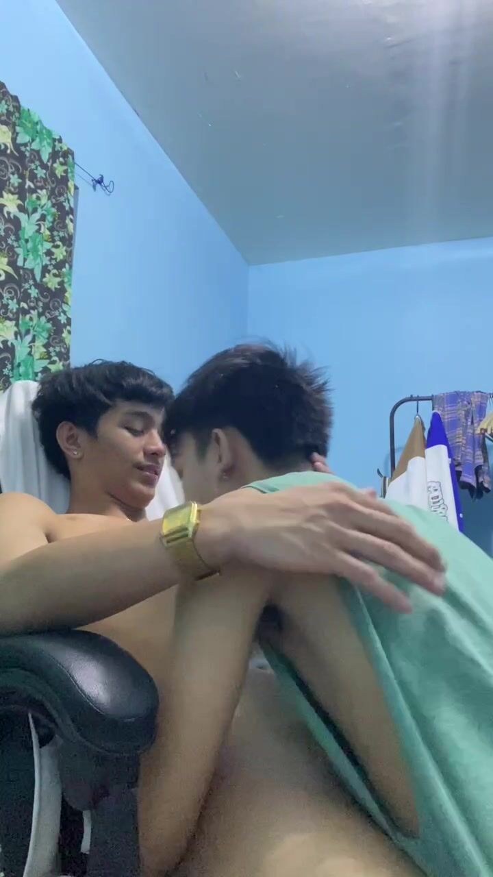 Asian twink gets sucked by horny boys