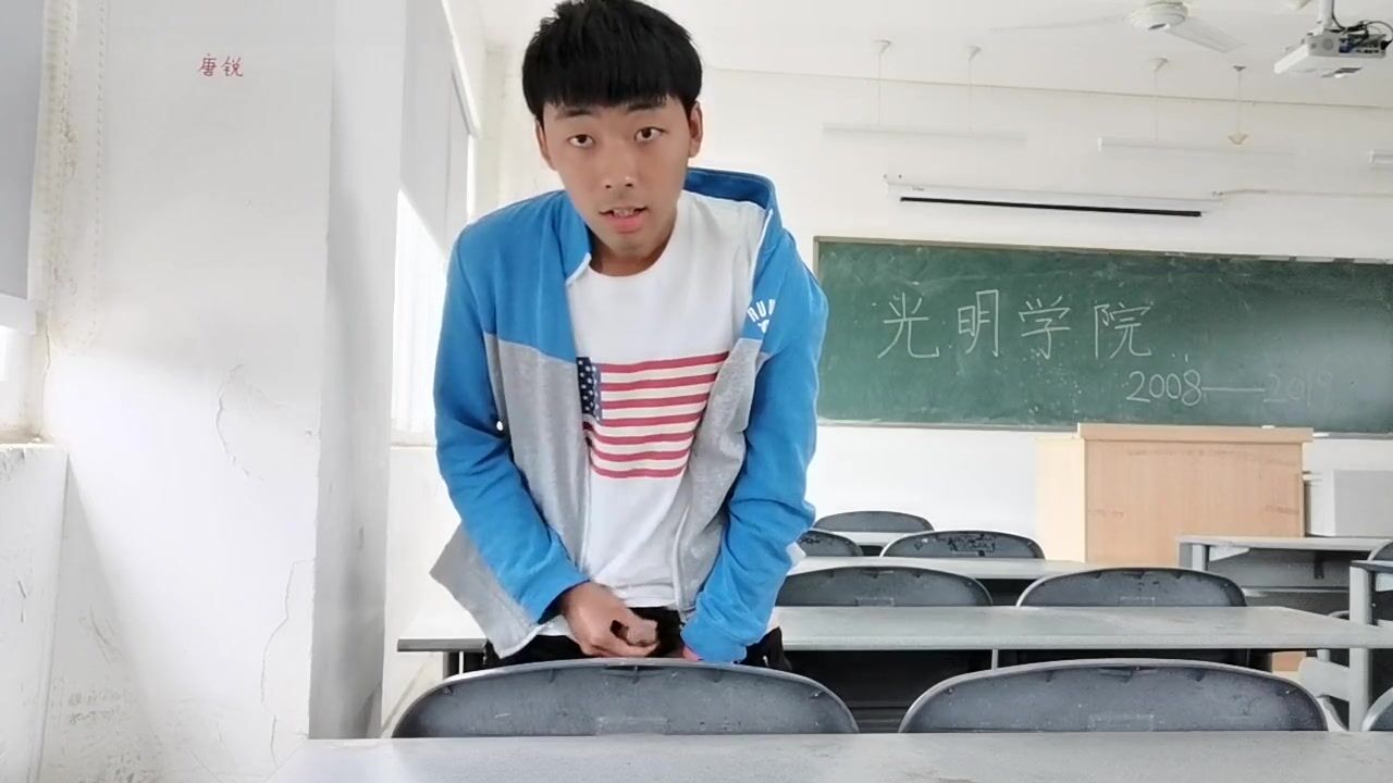 アジアのツインクが教室で激しくシコる