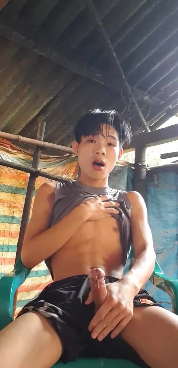Asian 少年が硬い肉を搾る