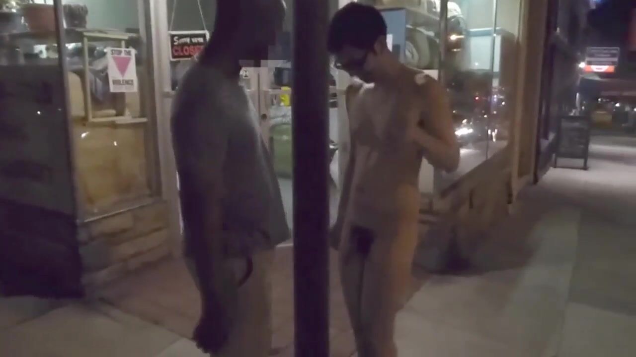 Asiatischer twink gezwungen, nackt auf einer belebten straße zu gehen