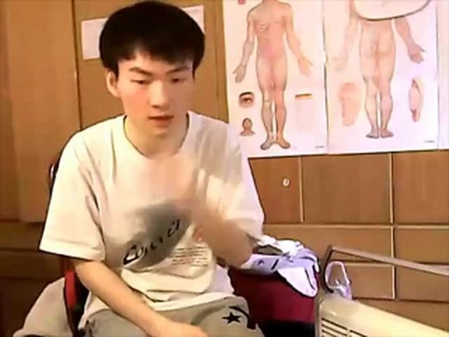 Asian twink plays with his ass on webcam