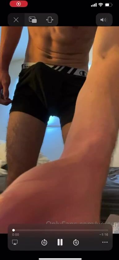 Joven asiático con gafas es follado por chicos calientes