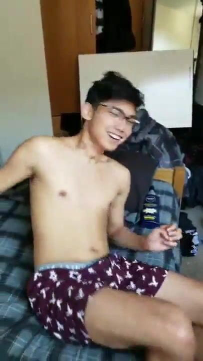 Asiatischer teenager mit brille schul-cam jungen porno
