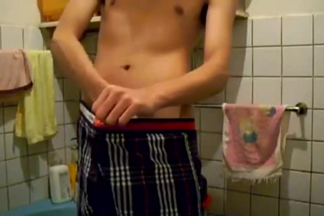 Asiatischer teenager wichst seinen harten schwanz im badezimmer