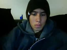 Adolescente americano de 18 anos sozinho em casa