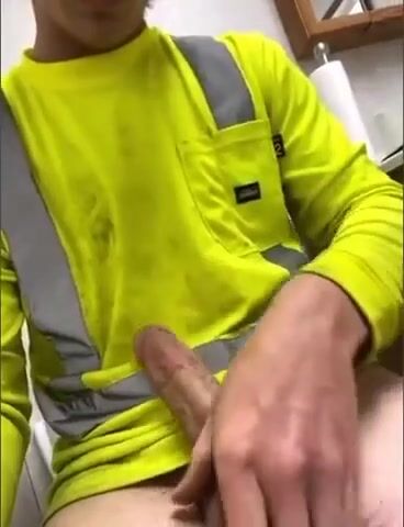Ado de bureau prend la grosse bite musclée sans capote du daddy