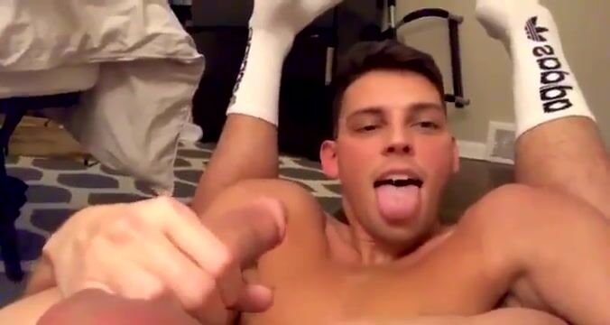 Athletischer twink pisst auf seinen eigenen heißen schwanz