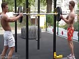 Adolescente atlético muestra grandes abdominales en un video de sex...