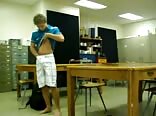 オーストラリアの男子生徒が居残り中に自慰行為