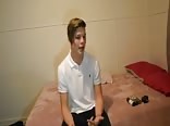 Adolescente gay australiano se masturba con sus juguetes