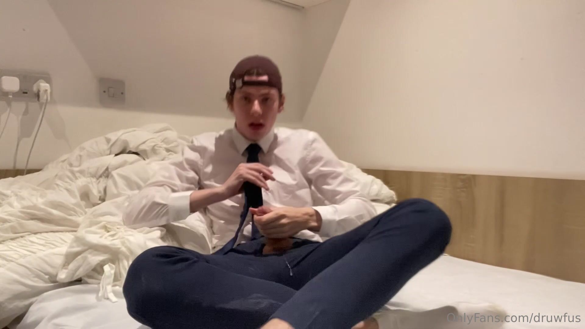 Jeune blond australien se branle la bite dure