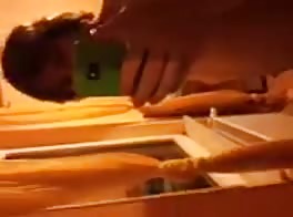 الطفل يحب ذلك الطيز