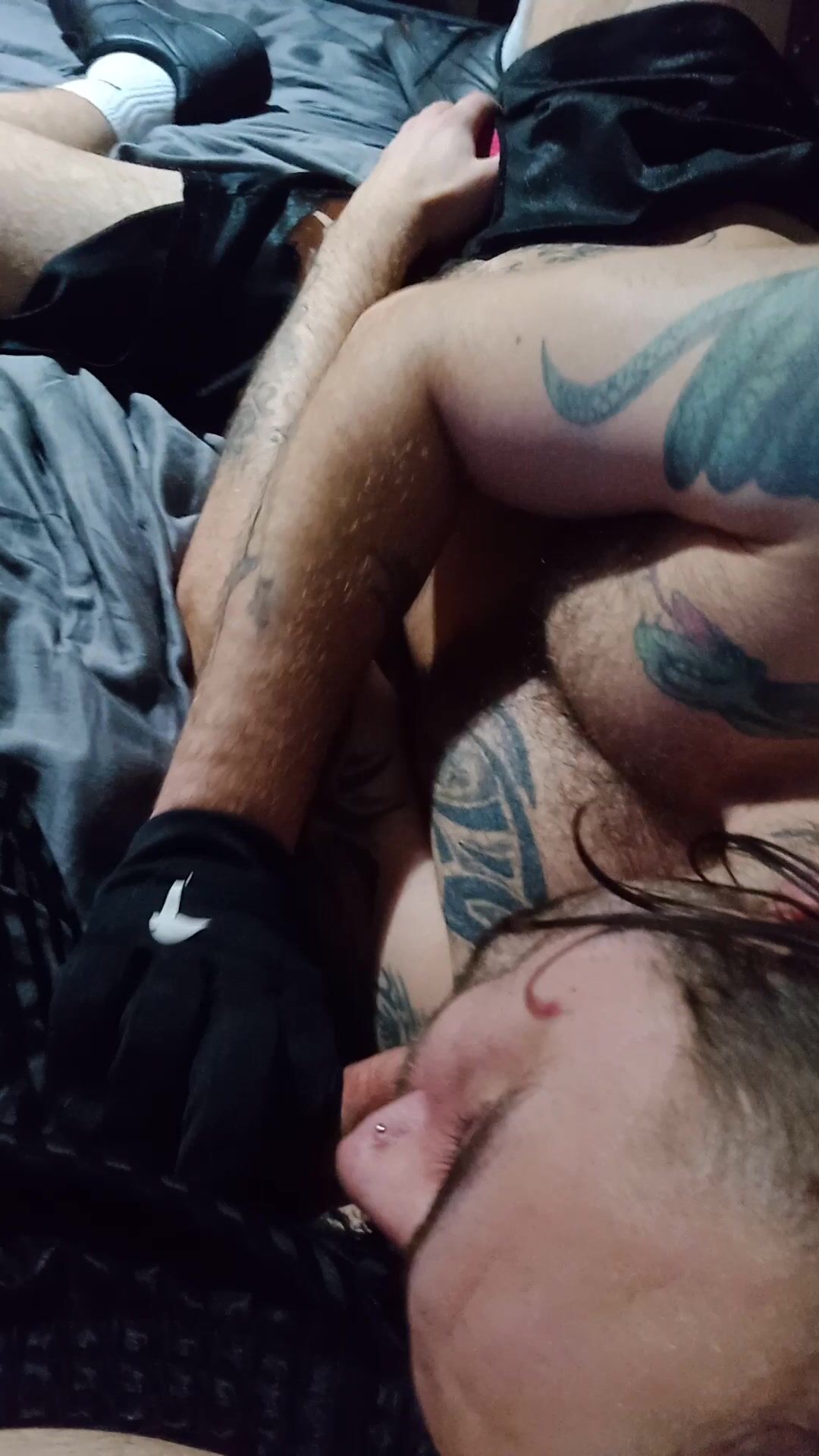 Mauvais garçon suceur de bite adore ça