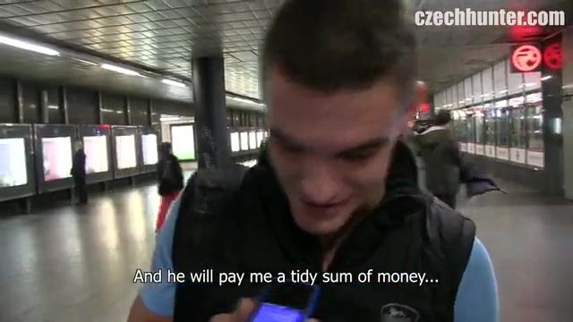Ado sexy se fait baiser par surprise dans une vidéo porno gay