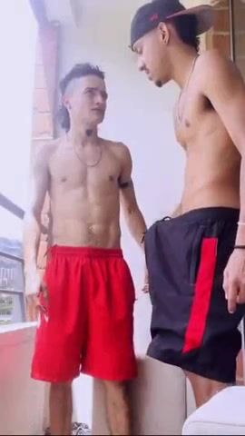 Twink-paar bareback auf balkon mit schwanzspiel