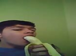 فتى يأخذ موز عرض كام
