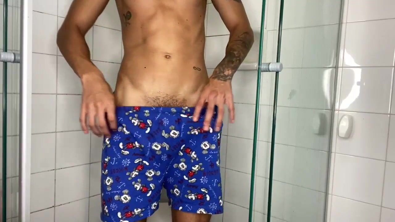 Barber shop putão strokes his raw cock