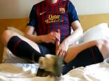 バルセロナfbcの男がコンドームなしで彼の男たちをハメる