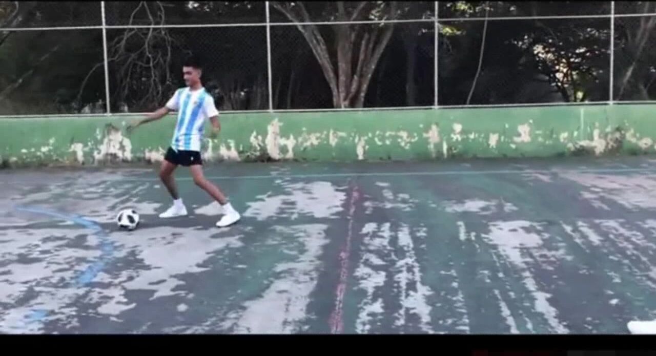 Time de futebol brasileiro fica nu