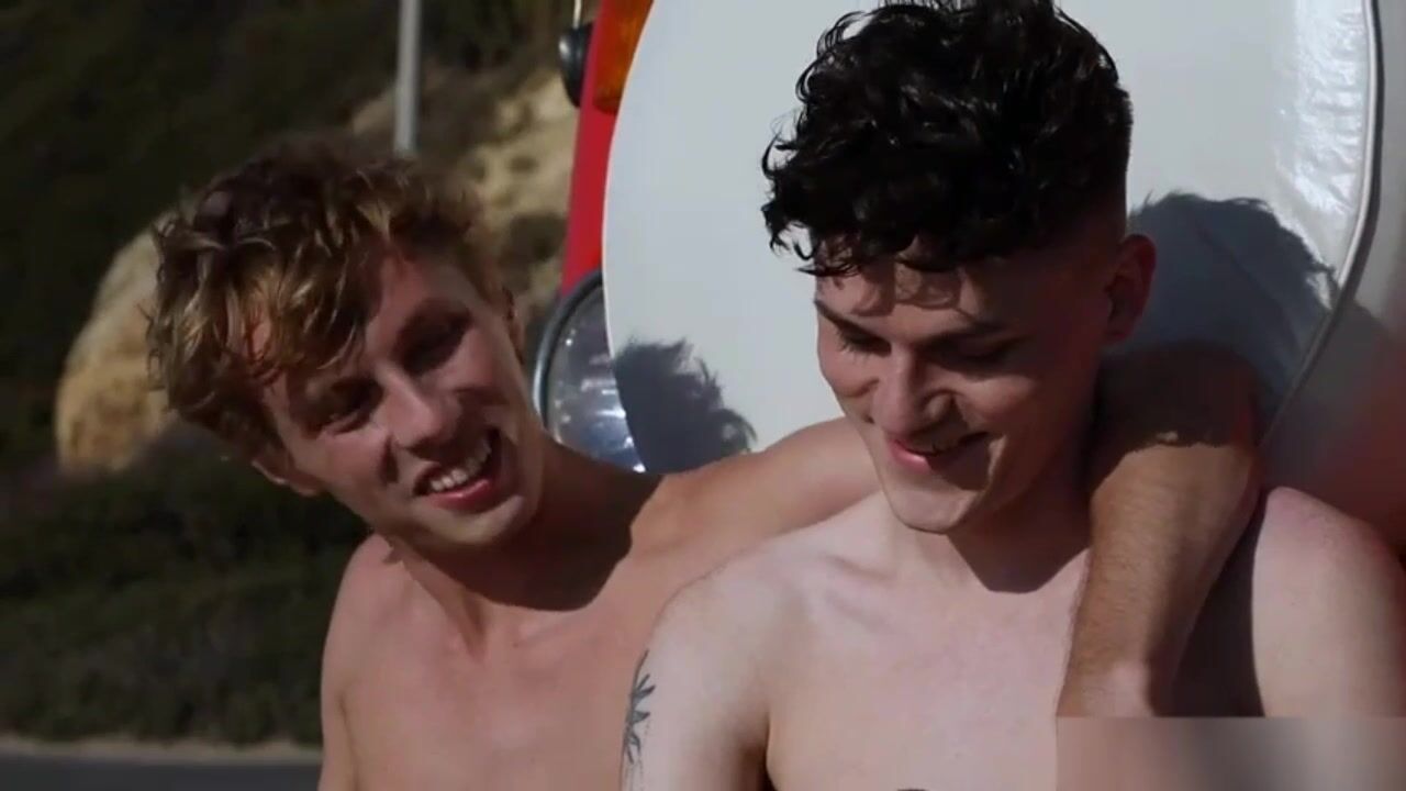 Papá se folla sin condón a un twink musculoso en viaje por carretera