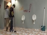Jogador sem camisinha fica pervertido no banheiro com um jovem gay