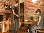 Pärchen ohne kondom im restaurant