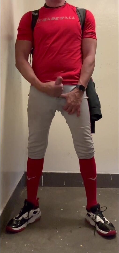 Baseball-dilf-sportvater jockdad87 reibt seinen harten schwanz in d...