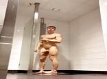 Bastian gate zeigt seinen riesigen schwanz nach der dusche