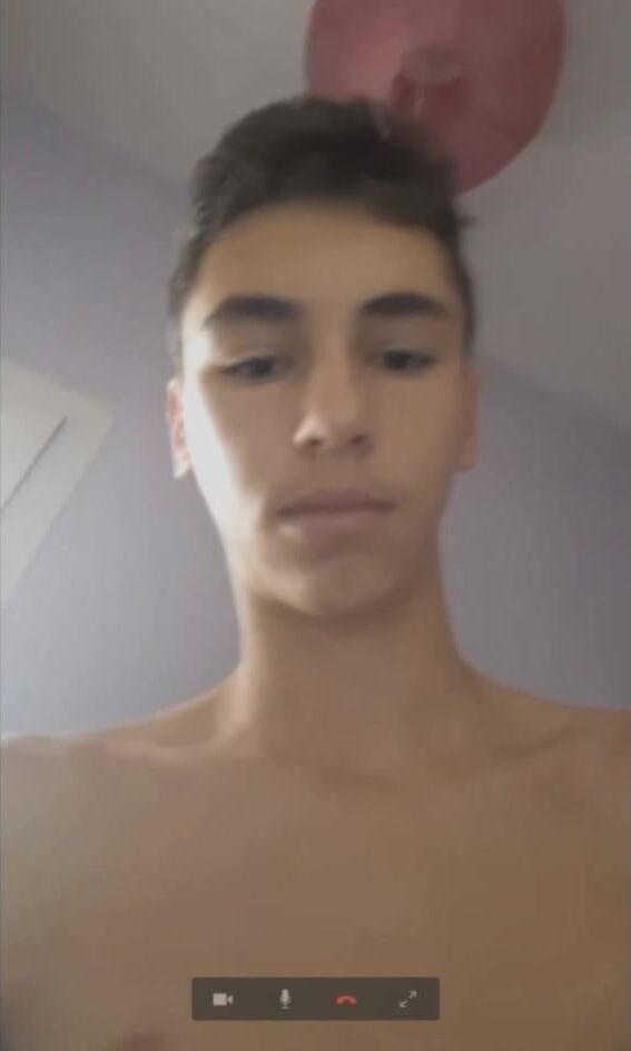 Ado bastien se déshabille en webcam pour toi