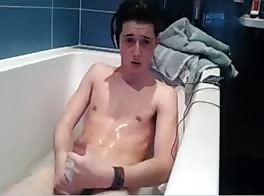 Rapaz no banho comendo seu próprio gozo