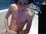 Chicos en baño caliente comen semen sin condón