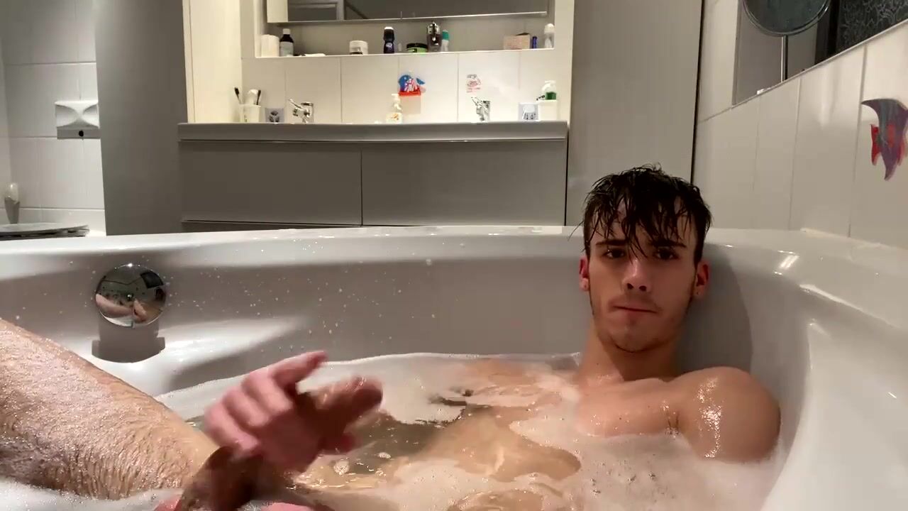 Ado sexy se branle sous la douche 2