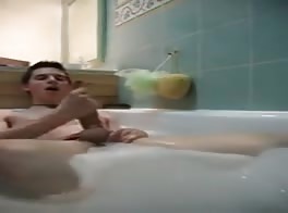 استمناء وحيد في الحمام
