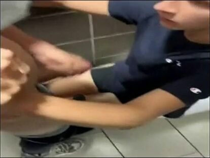 男孩在浴室里射精时进行巡航