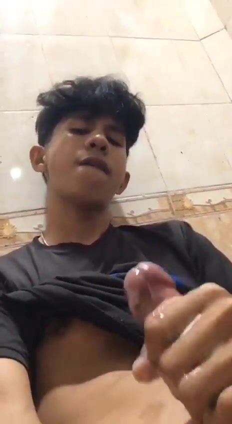 استمناء سري في الحمام للأولاد الممحونين 2