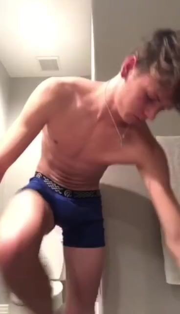 Chico se desnuda completamente en el baño