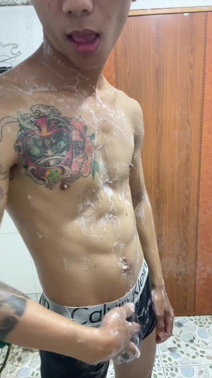 Viet twink jerks on cam in bathroom