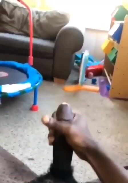 黒人ティーンツインクが熱い射精を扱く