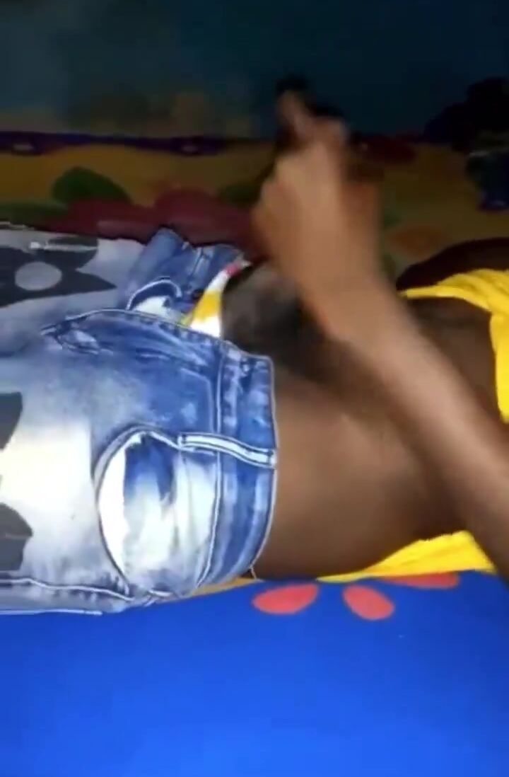 Schwarzer twink wichst mit heißen cumshots