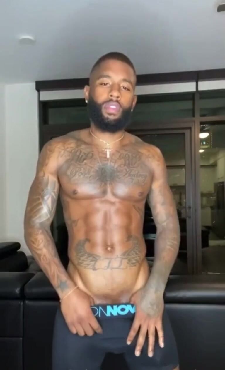 Muskulöser bbc dehnt einen twink mit seinem großen schwanz