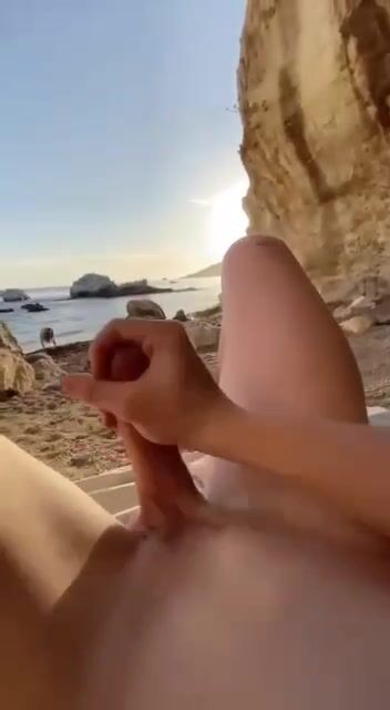 قذف المراهق على الشاطئ
