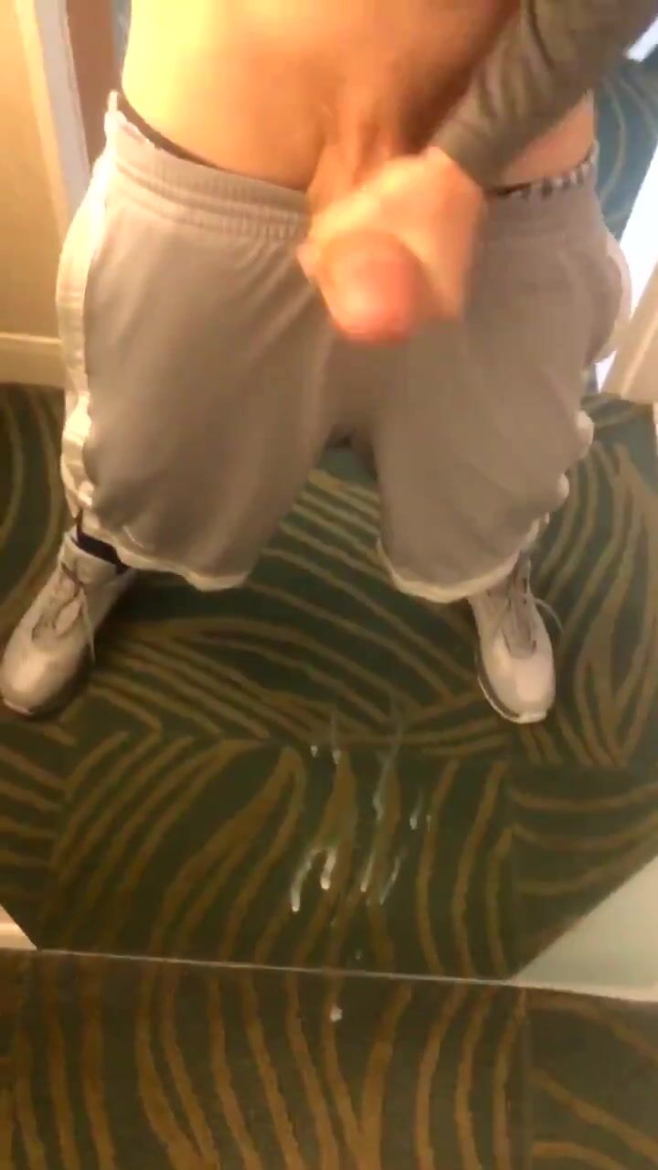 Beat his big dick in da mirror and cum