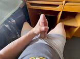 Adolescente se masturba no quarto da república vendo pornô gay