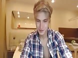 Atemberaubender blonder teenager zeigt sich
