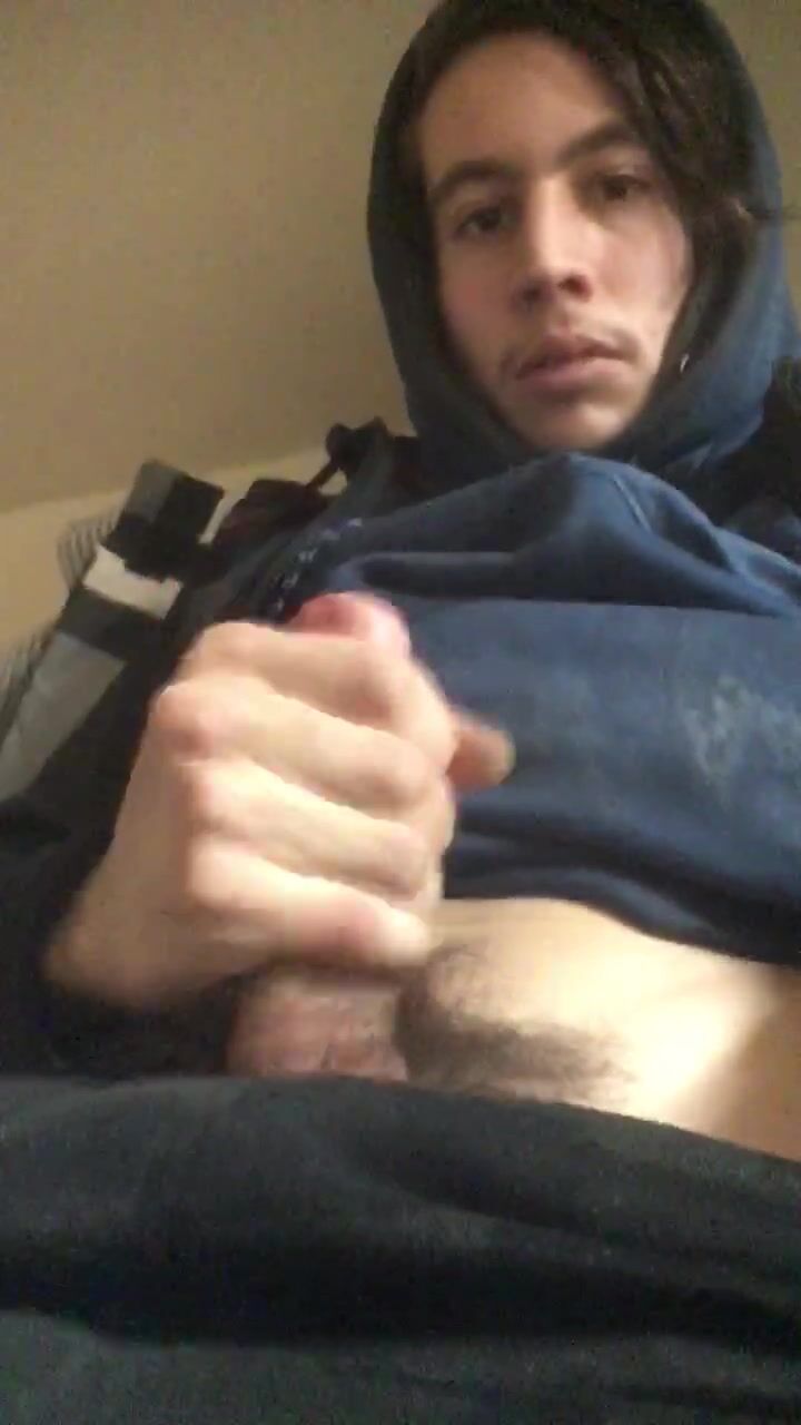 Ado branle une belle bite de garçon en cam