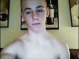 Lindo jovencito se masturba su polla gorda