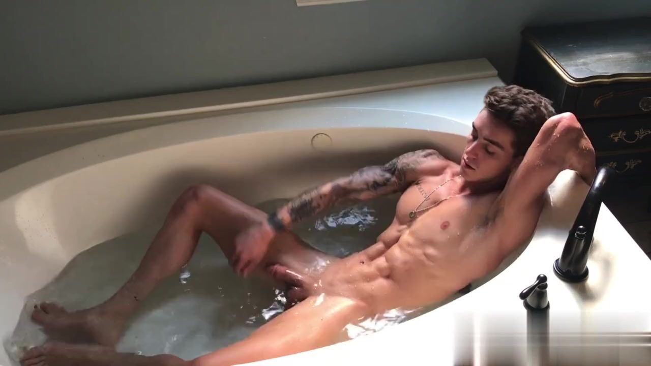 Naked beauty bathtub porn