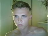 Bel ado blond se branle la queue lisse