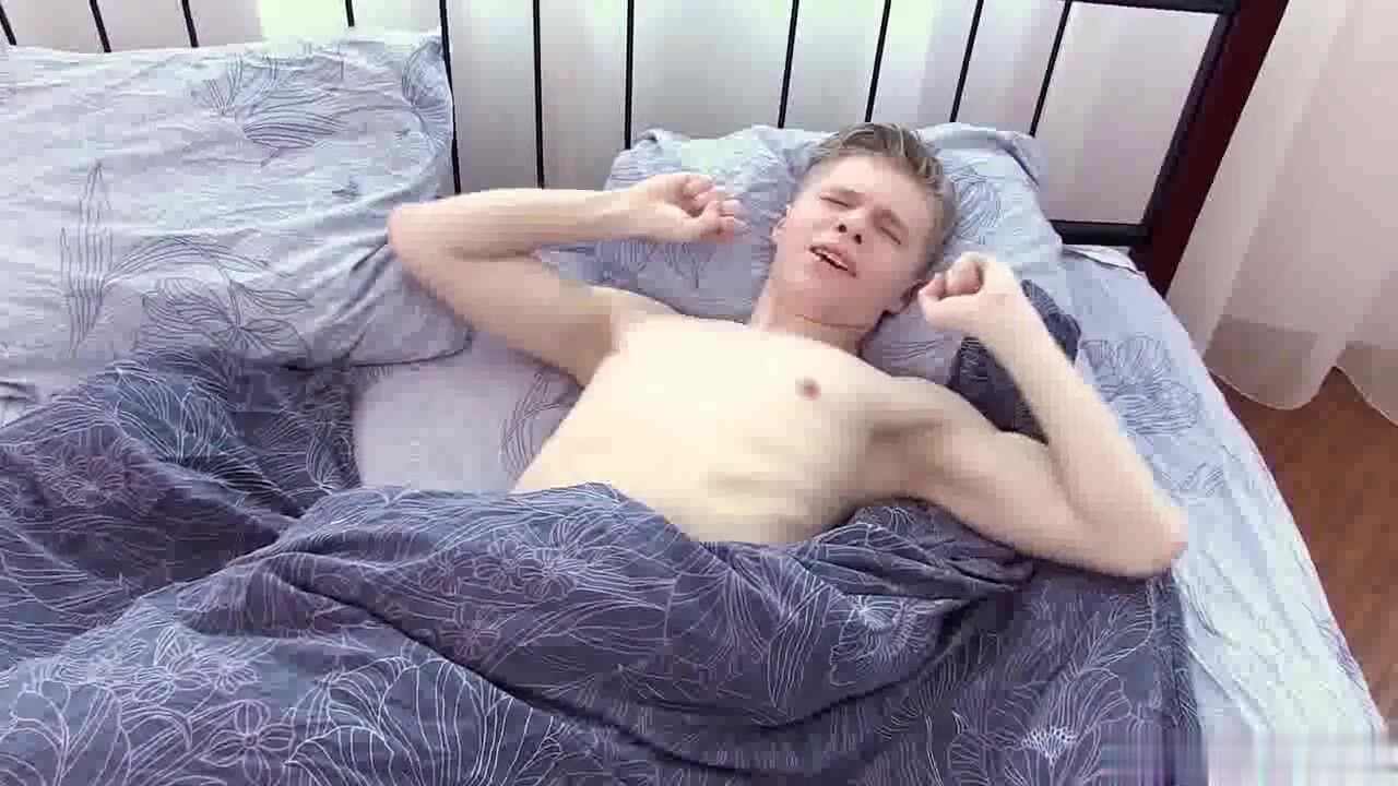 Garoto liso gozando sozinho
