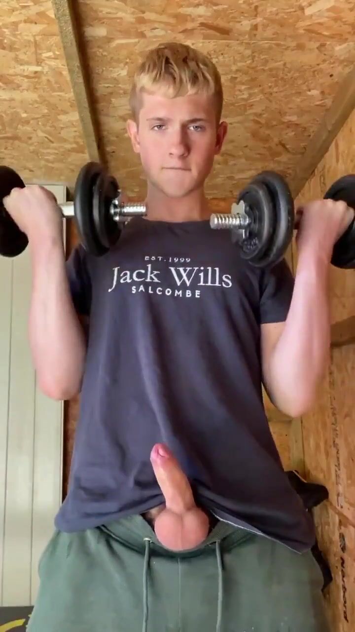 Blondine wichst beim workout